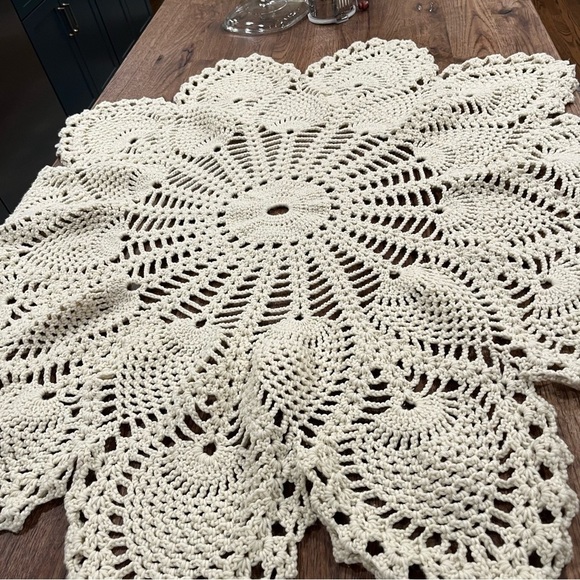 Vintage crochet floral look round table topper tablecloth - Picture 6 of 9